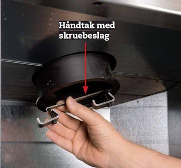 Montere peisinnsats: På stussen monteres et håndtak med skruebeslag Montere peisinnsats: På stussen monteres et håndtak med skruebeslag